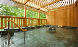 横瀬川の風を感じる露天風呂は春は桜、秋は紅葉の絶景も