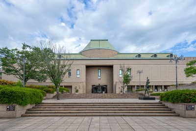 彫刻と調和する石造りの建物も印象的