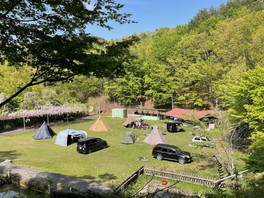 山々に囲まれ森林空間を満喫できるキャンプ場