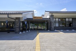 広い敷地にさまざまな施設が並びイベントも開催される
