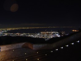 テラスから神戸・大阪の夜景を眺める
