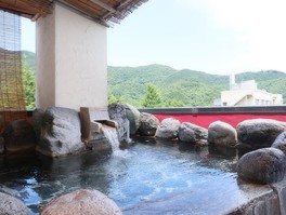 熔岩でできた湯舟につかり、箱根の美しい自然環境もをあじわえる