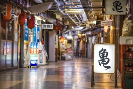昔ながらの看板が光るノスタルジックな通路