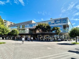 レストランや食料品店、カルチャースクールなど、さまざまな店舗が並ぶ