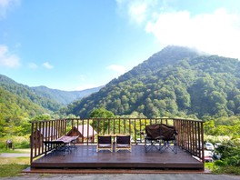 目の前の山々を見渡す絶好のロケーション