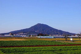 糸島富士、筑紫富士、小富士などと呼ばれる糸島市のシンボル