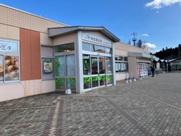 地元特産の食材を使用したメニューや地元の銘品を数多く取りそろえている