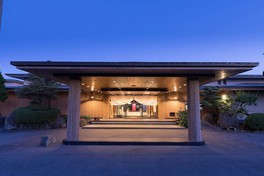 館内は日本の伝統建築のわびさびや色彩が表現されている