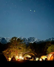 星空と山々に包まれる夜のサイト