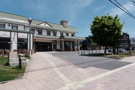 北海道道旭川旭岳温泉線沿いに位置する
