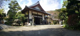 木造の2階建ての客室からは日本庭園や、東丹沢大山国定公園内の山々が見渡せる