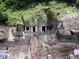 羅漢像が安置される中央窟
