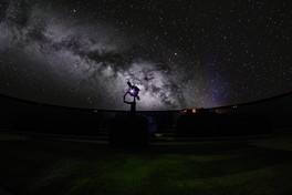 ドームいっぱいに星空と季節の星座が映し出される