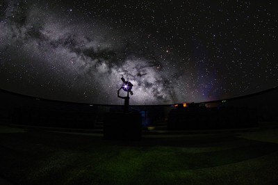ドームいっぱいに星空と季節の星座が映し出される