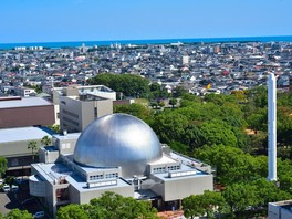 巨大な銀色ドームがシンボルになっている
