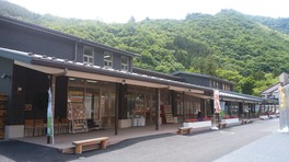 上野村の観光案内や特産品、農産物の直販を行う道の駅