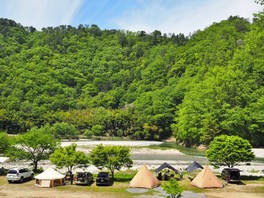 川沿いでのびのび過ごせる開放的なフリーサイト