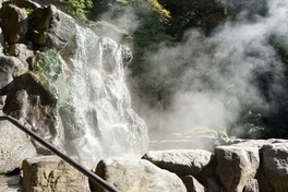 雄大な眺めと豪快に流れ落ちてくるお湯の滝