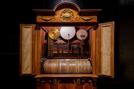オーケストラやバンドのような音色を奏でるよう設計されたオーケストリオン