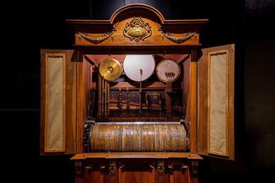 オーケストラやバンドのような音色を奏でるよう設計されたオーケストリオン