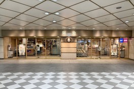 ソリオ宝塚2階にある食料品と専門店の百貨店