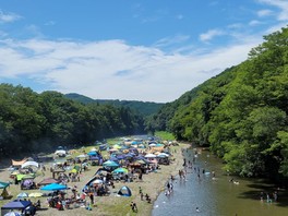 嵐山渓谷下流に広がる河原のバーベキュー場