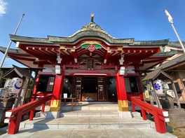 令和2年に塗替わり飾金物が付いた新社殿に。使われた朱色は人見神社オリジナルのもの