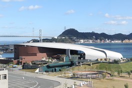 関門橋を背景に関門海峡に面した水族館