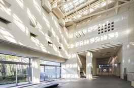 大型複合施設「愛知芸術文化センター」の10階に位置する