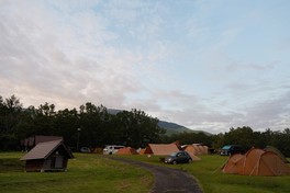 泉水山麓の静かな佇まいの中でキャンプを満喫できる