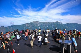山と空と雲を間近に見られる標高2156mの展望台
