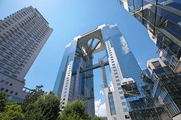 高さ173mになる世界初の連結超高層建築・梅田スカイビル