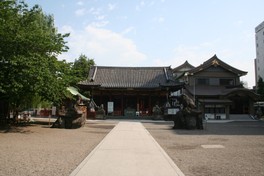 江戸時代の面影を残す重厚な社殿