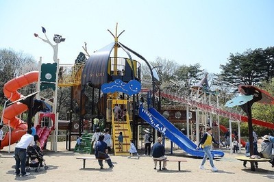 コンビネーション遊具や滑り台などが整備されたチビッコ広場