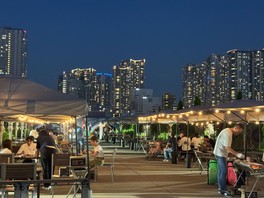 夜景に包まれる屋上テラスでの贅沢な時間