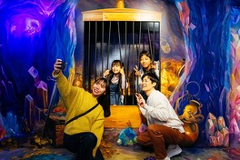 目の錯覚を利用した作品と一緒に記念撮影