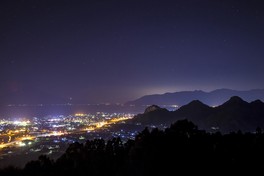街のライトが近くの山々を照らし幻想的な雰囲気