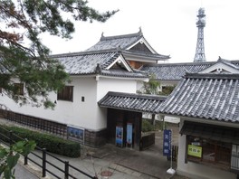 福知山城公園の一角にあり、お城の外観をした美術館