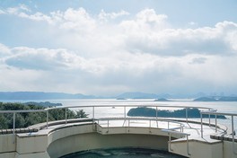 展望施設から雄大な景色を見ることができる