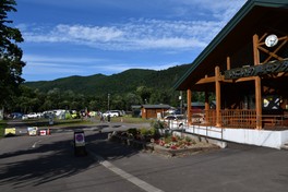 キャンプ場は広大な森林公園の中にある