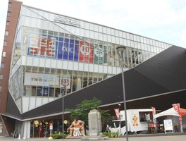 大阪道頓堀に建つ大型ショッピングモール