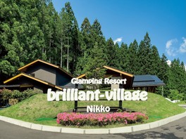 管理棟前のメイン看板は人気の撮影スポット