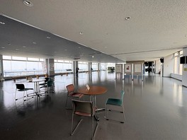 テーブルや椅子が設置され、ゆっくり過ごせる空間が広がる