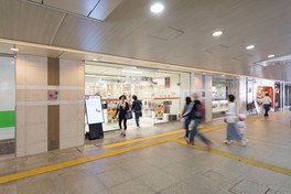 京阪枚方市駅の高架下にあるショッピングモール内に入っていてアクセス良好な京阪百貨店ひらかた店。
