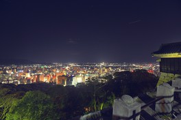 松山市中心部などの夜景を一望できる