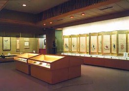 山崎家のコレクションを古い蔵造りの館内で公開している