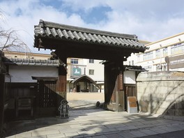 正門、石塀は国登録文化財に指定されている