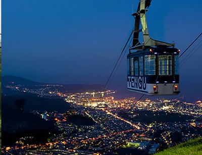 展望レストランでは食事をしながら夜景を楽しめる