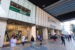 京阪電車京橋駅下車すぐ、京阪モール内でアクセス良好