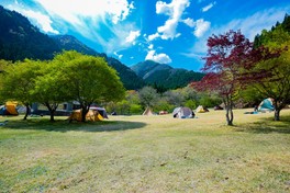 山々をのぞむ広々とした敷地